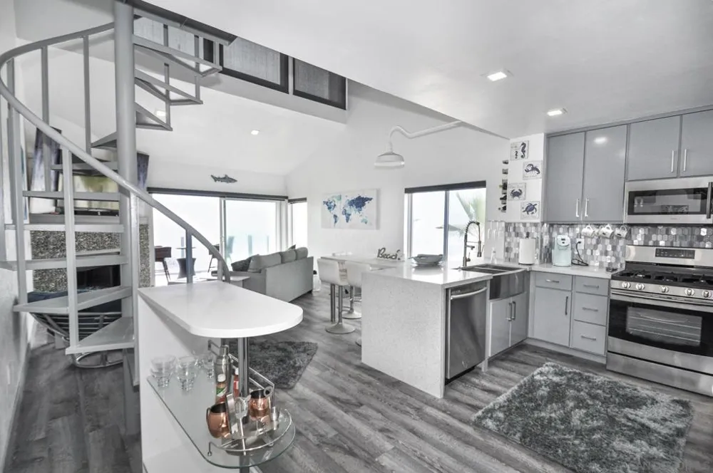 706 Ocean LN Imperial Beach, CA 91932