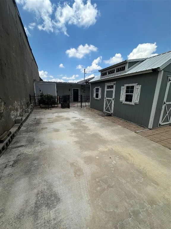 8 W Mesquite Avenue Rogers, TX 76569