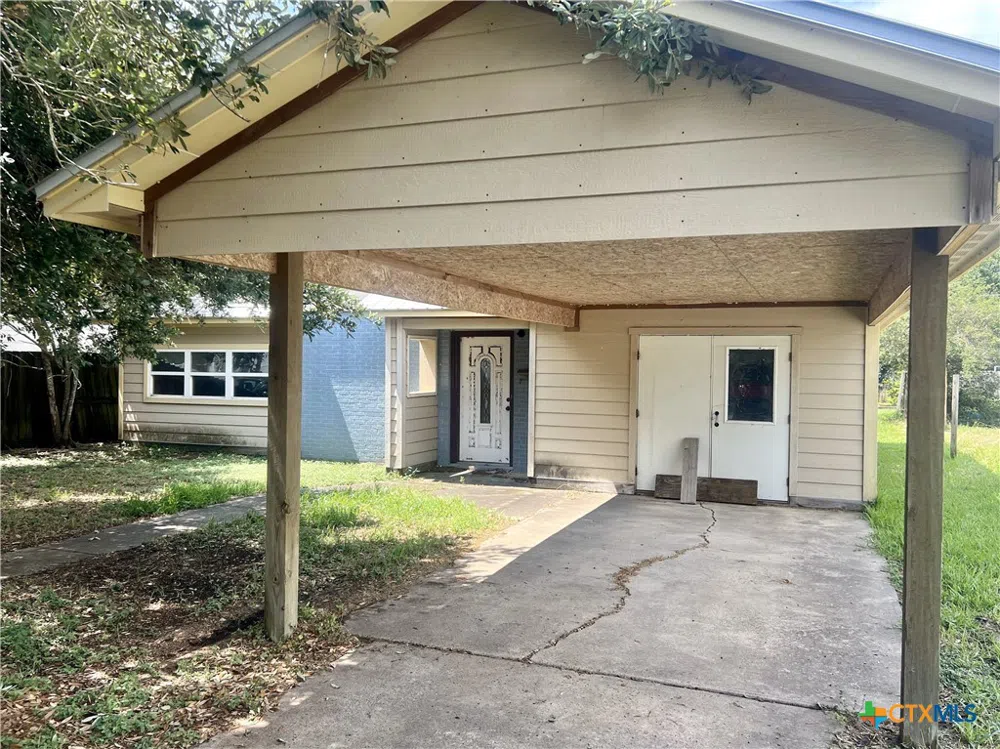 305 E Second Street Cuero, TX 77954