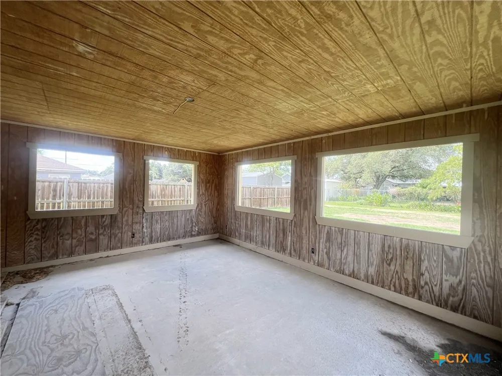 305 E Second Street Cuero, TX 77954