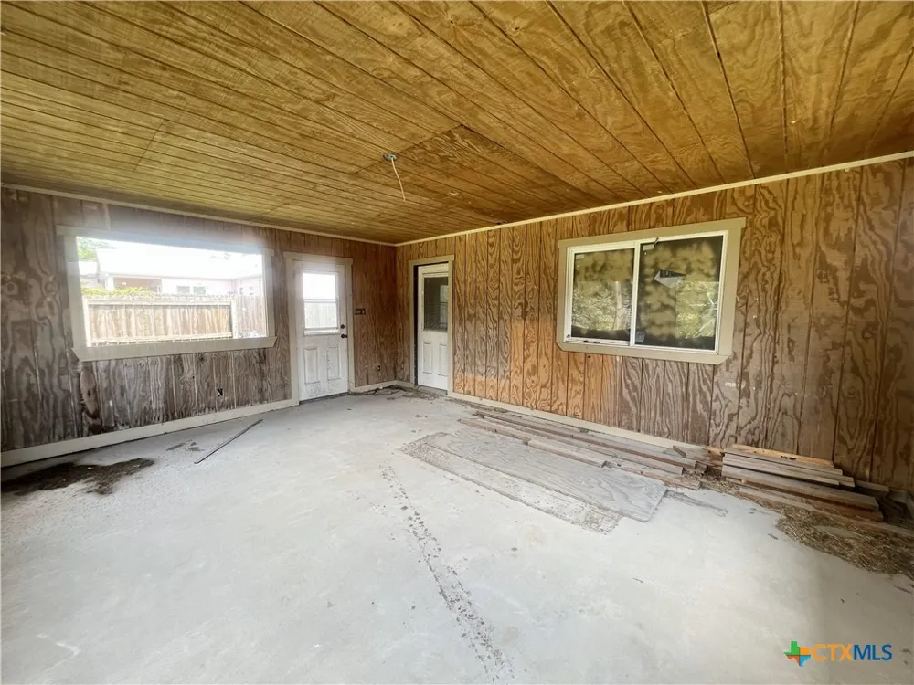 305 E Second Street Cuero, TX 77954