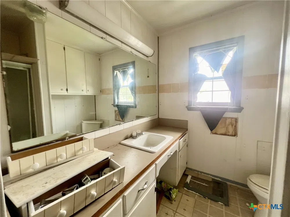 305 E Second Street Cuero, TX 77954