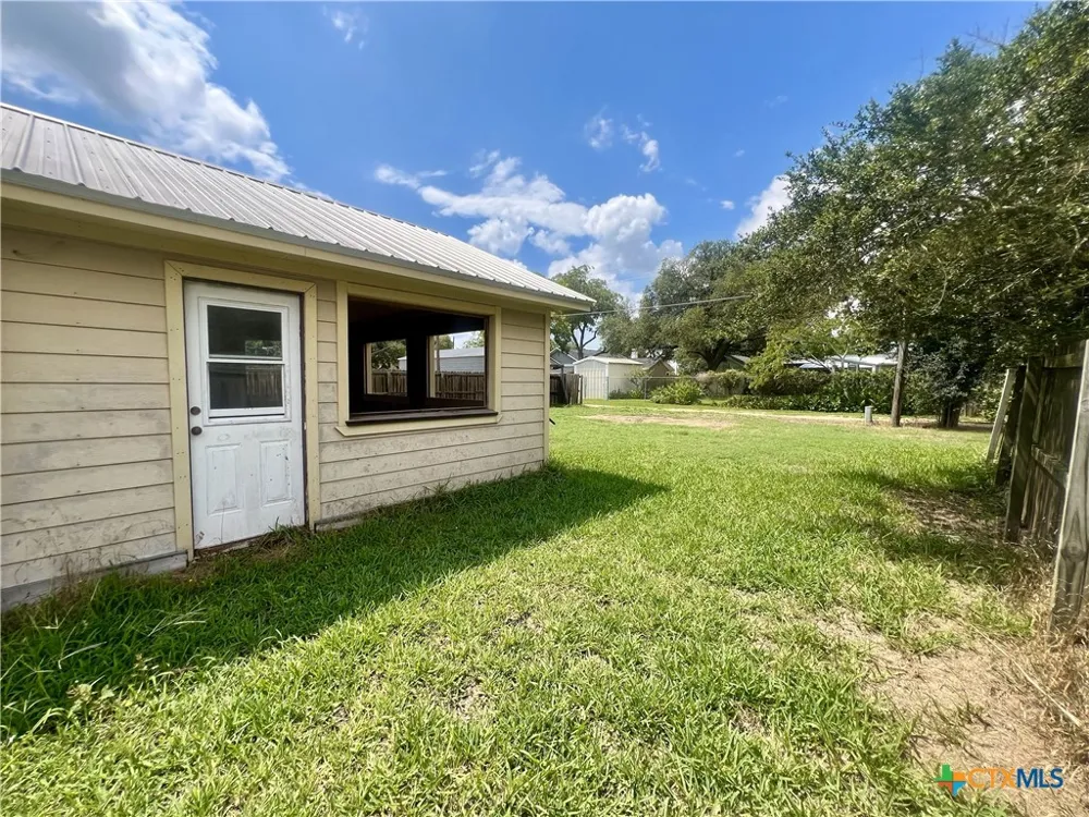 305 E Second Street Cuero, TX 77954