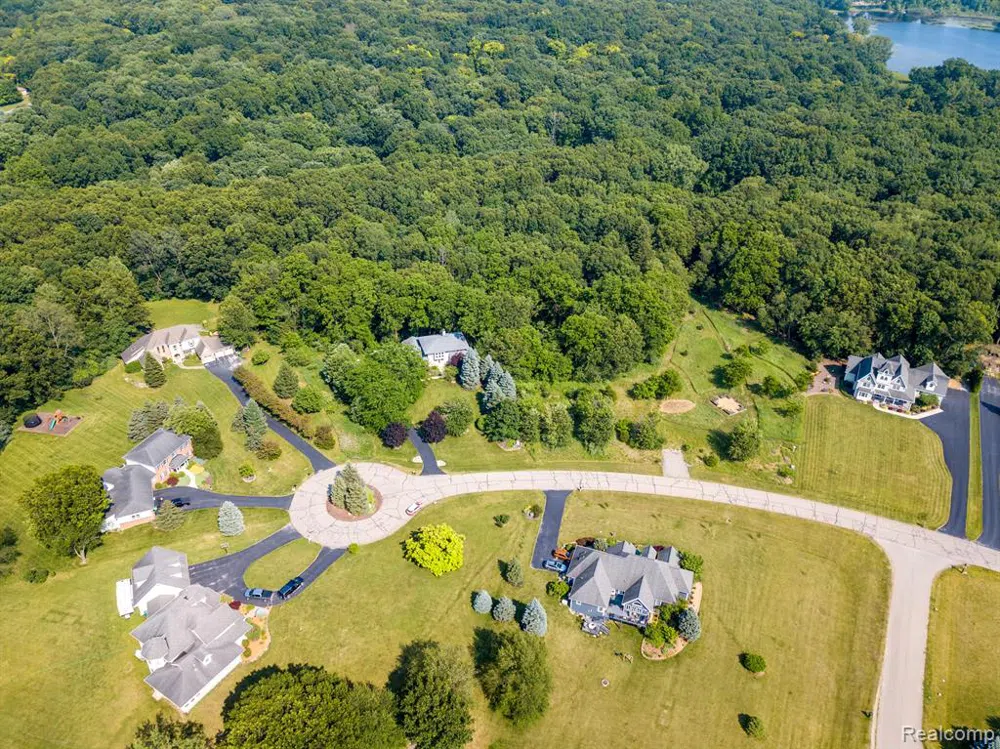 8045 TRAIL Ridge Webster Township, MI 48130