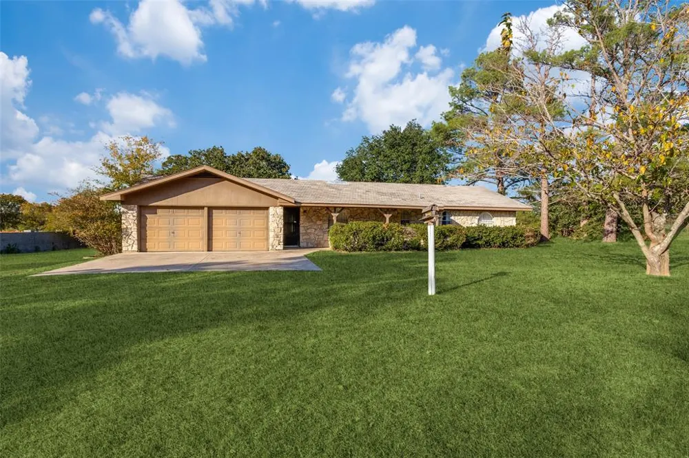 1425 Swiney Hiett Road Kennedale, TX 76060