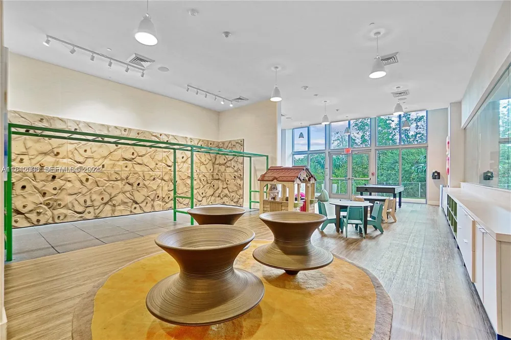 16385 Biscayne Blvd #1418 North Miami Beach, FL 33160