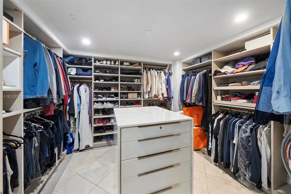 1643 Brickell Ave #704 Miami, FL 33129