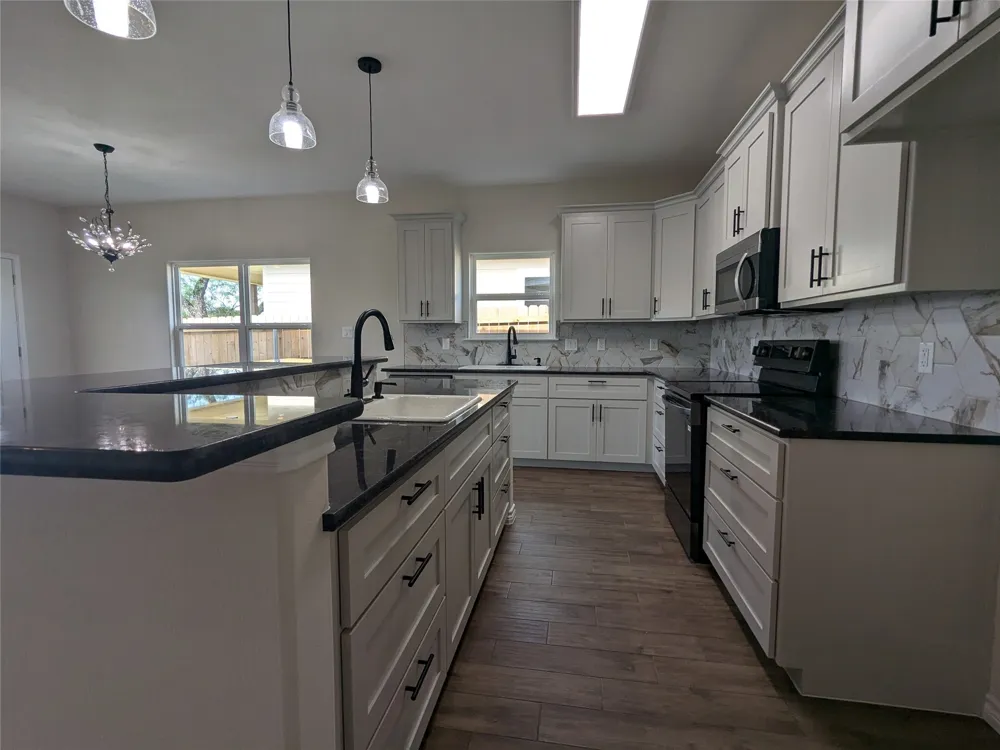1708 E Ave G Lampasas, TX 76550