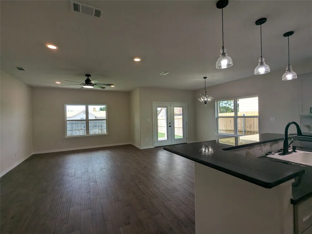 1708 E Ave G Lampasas, TX 76550