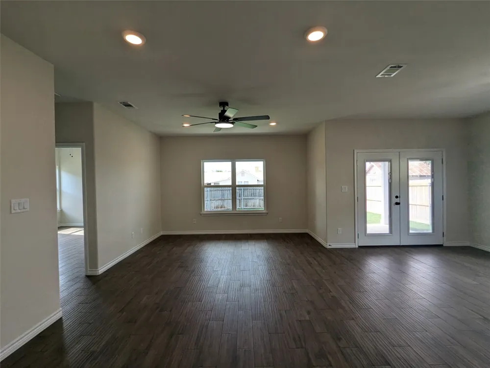 1708 E Ave G Lampasas, TX 76550