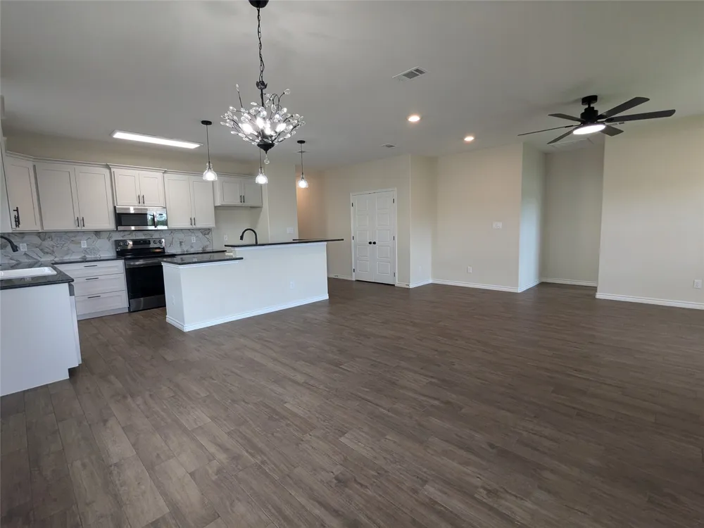 1708 E Ave G Lampasas, TX 76550