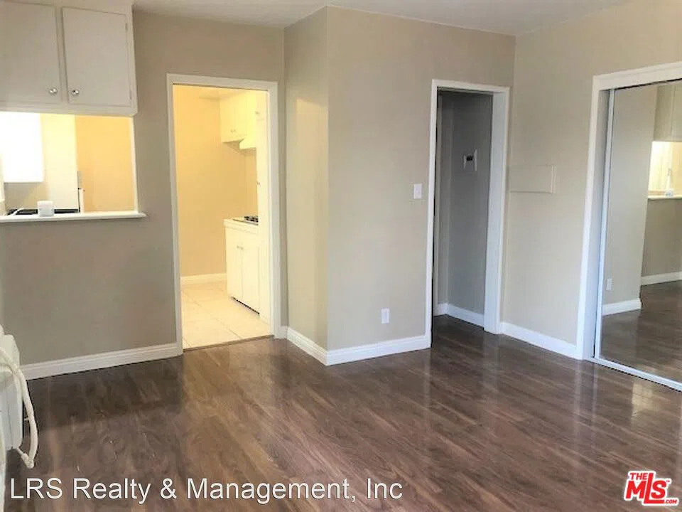 18321 MALDEN STREET #4 Northridge, CA 91325