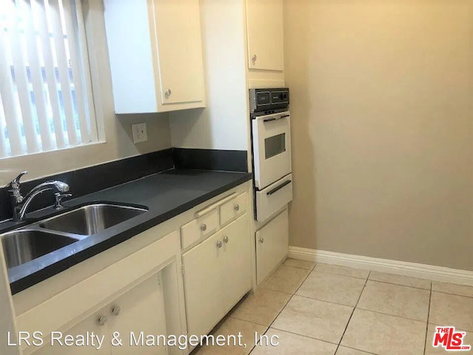 18321 MALDEN STREET #4 Northridge, CA 91325