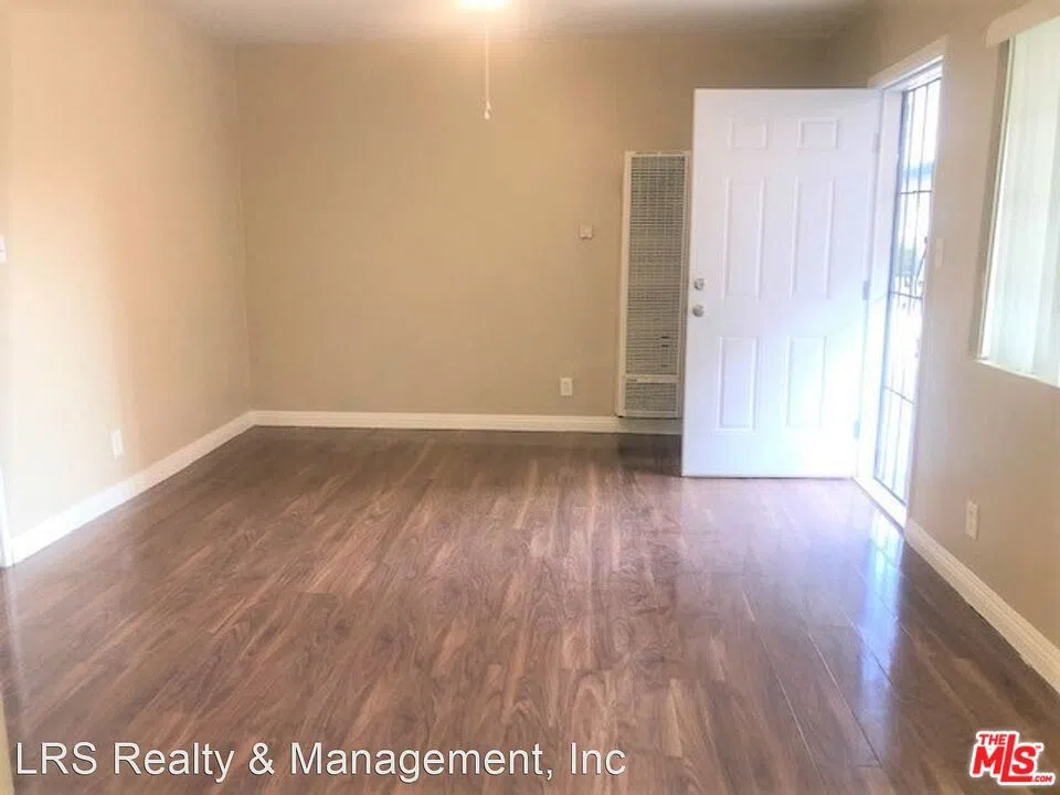 18321 MALDEN STREET #4 Northridge, CA 91325