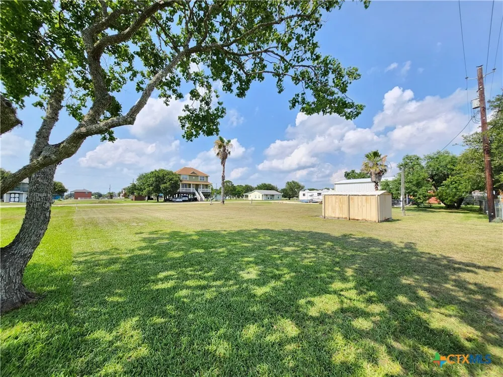 633 Swallow Drive Palacios, TX 77465