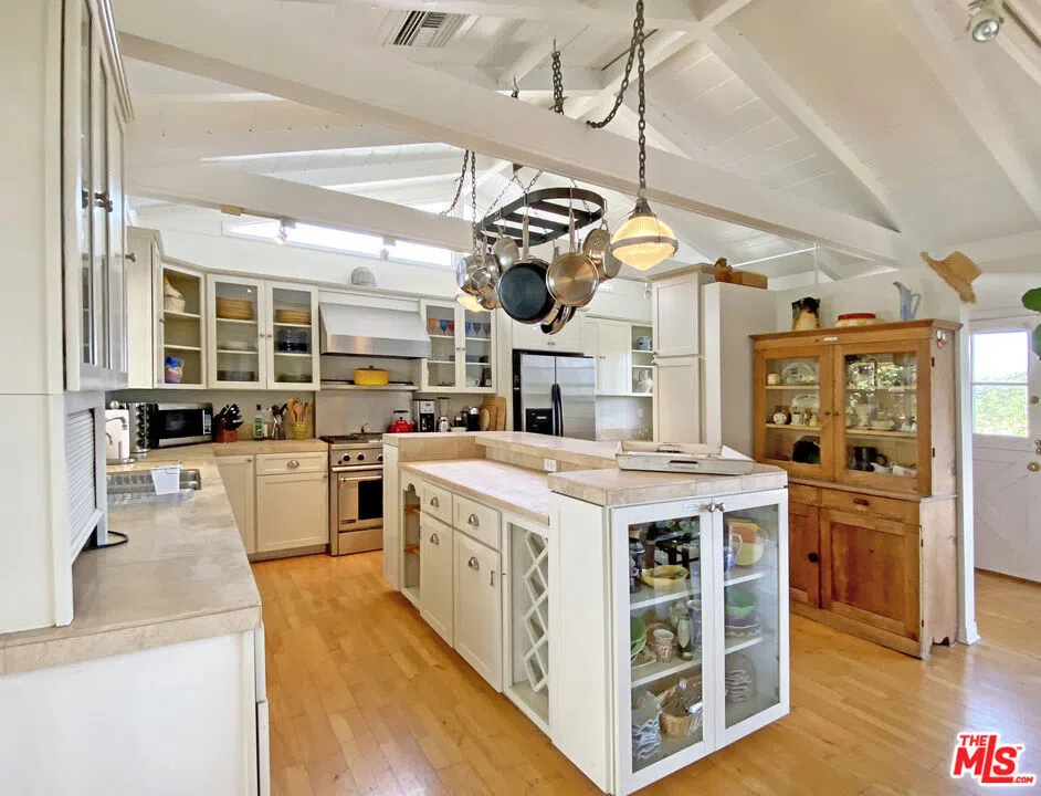 3844 BUENA PARK DRIVE Studio City, CA 91604
