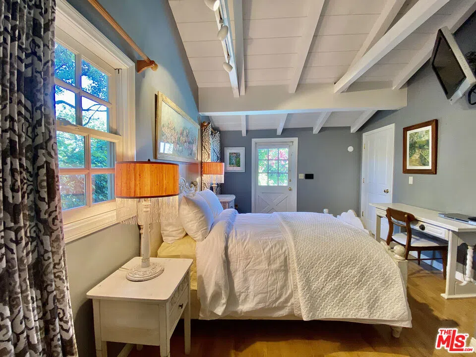 3844 BUENA PARK DRIVE Studio City, CA 91604