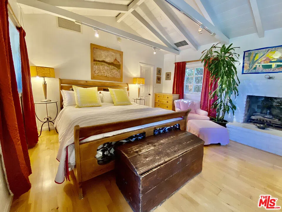 3844 BUENA PARK DRIVE Studio City, CA 91604