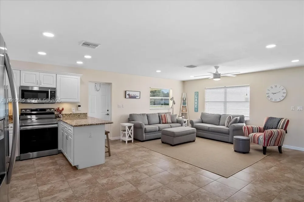 924 Lake Dr E Lake Placid, FL 33852
