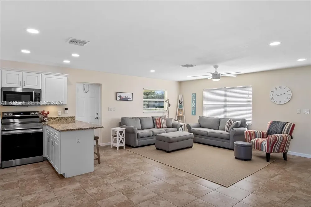 924 Lake Dr E Lake Placid, FL 33852