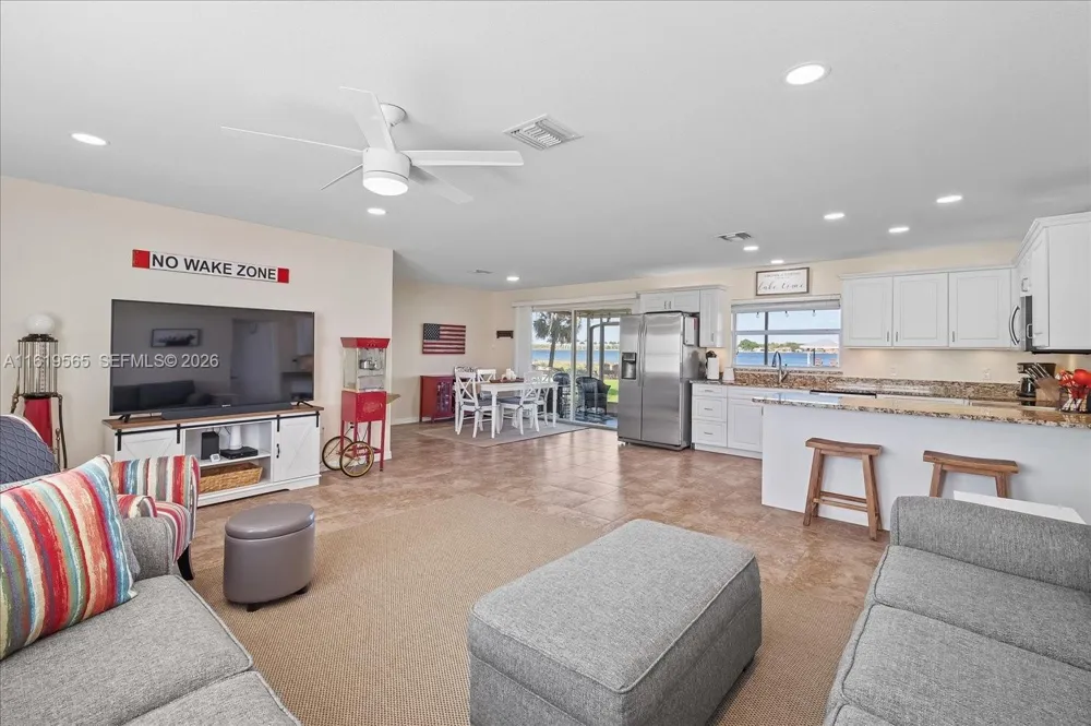 924 Lake Dr E Lake Placid, FL 33852