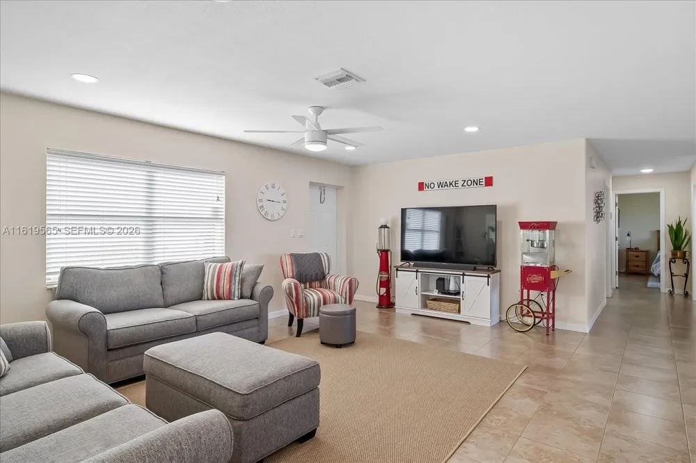 924 Lake Dr E Lake Placid, FL 33852