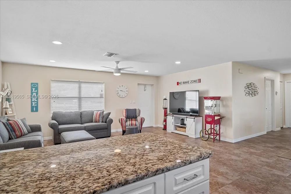 924 Lake Dr E Lake Placid, FL 33852