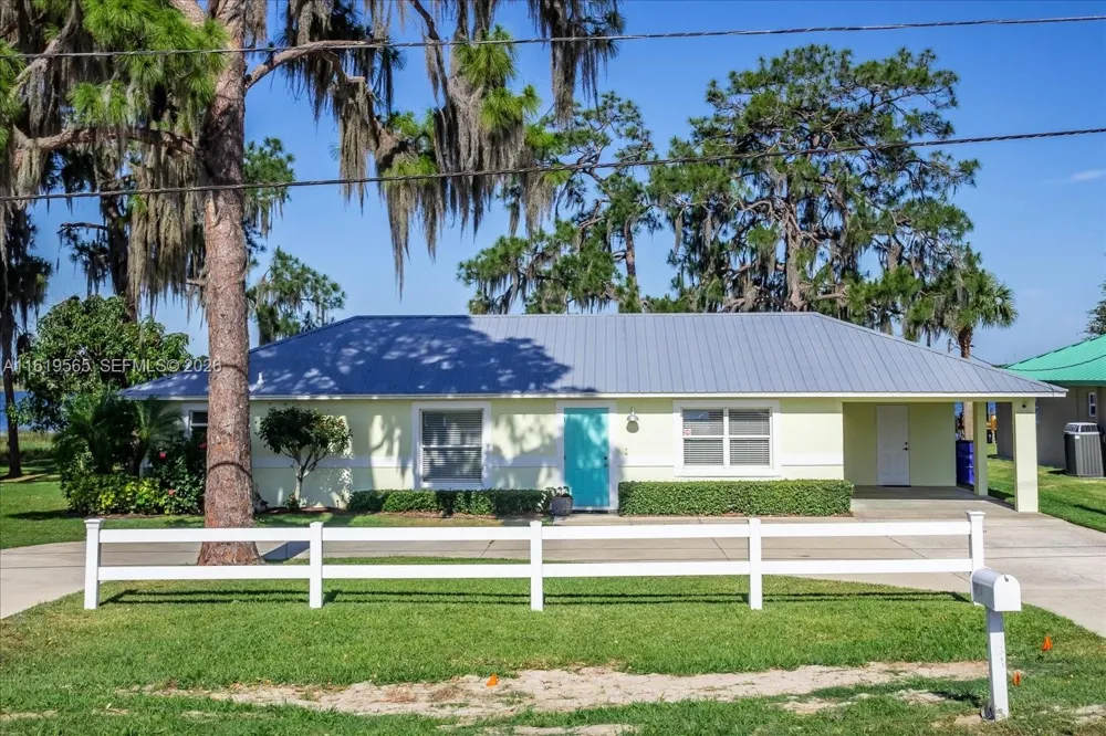 924 Lake Dr E Lake Placid, FL 33852