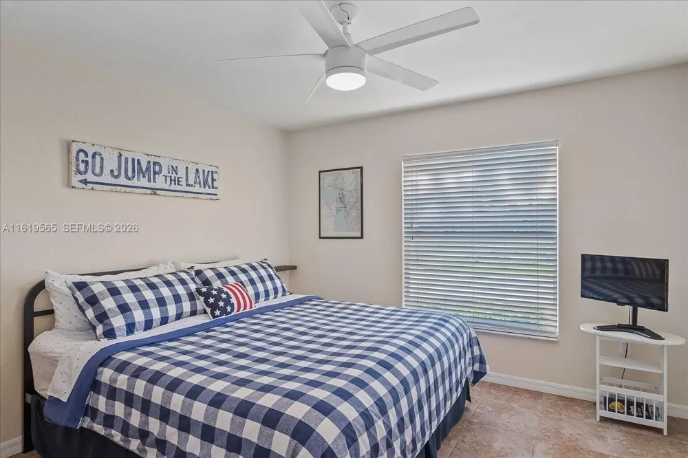 924 Lake Dr E Lake Placid, FL 33852