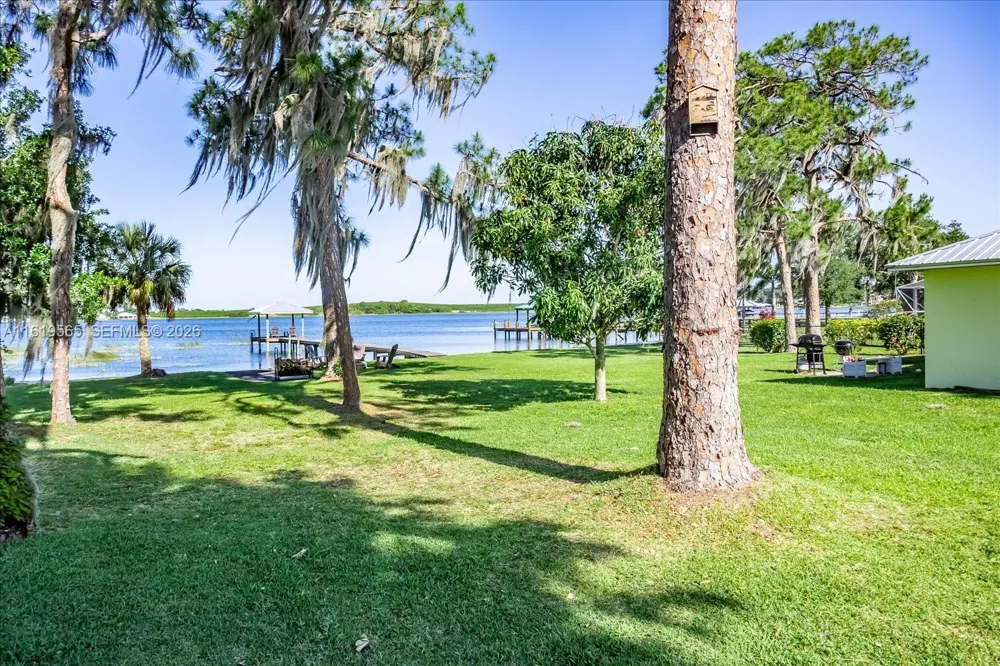 924 Lake Dr E Lake Placid, FL 33852
