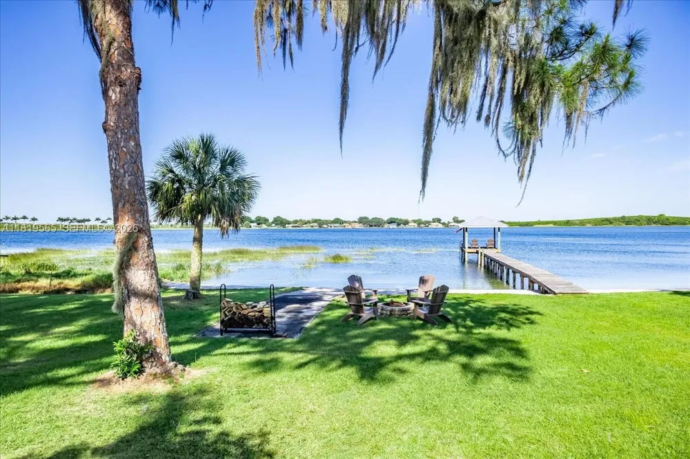 924 Lake Dr E Lake Placid, FL 33852
