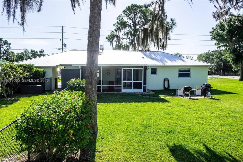 924 Lake Dr E Lake Placid, FL 33852