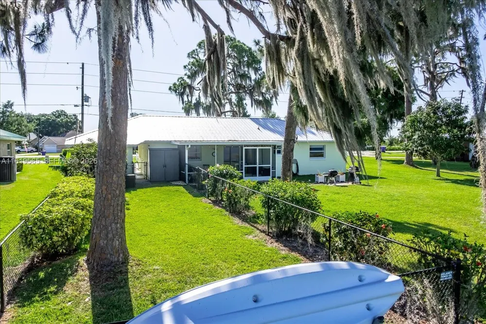 924 Lake Dr E Lake Placid, FL 33852