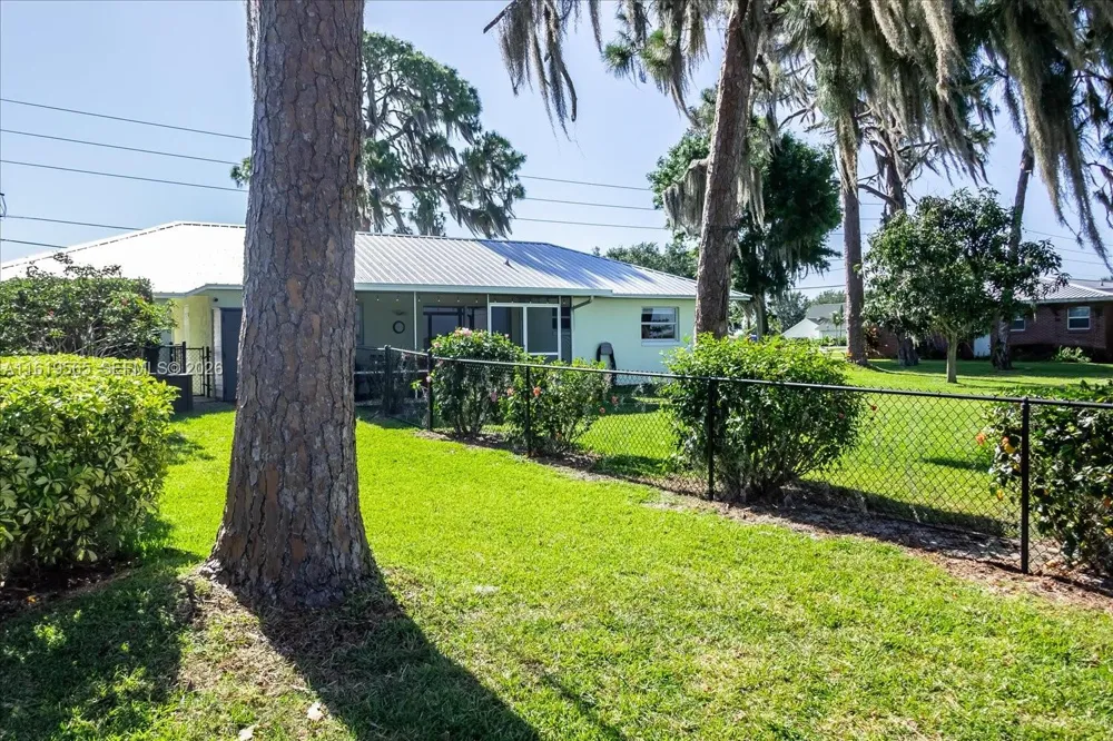 924 Lake Dr E Lake Placid, FL 33852