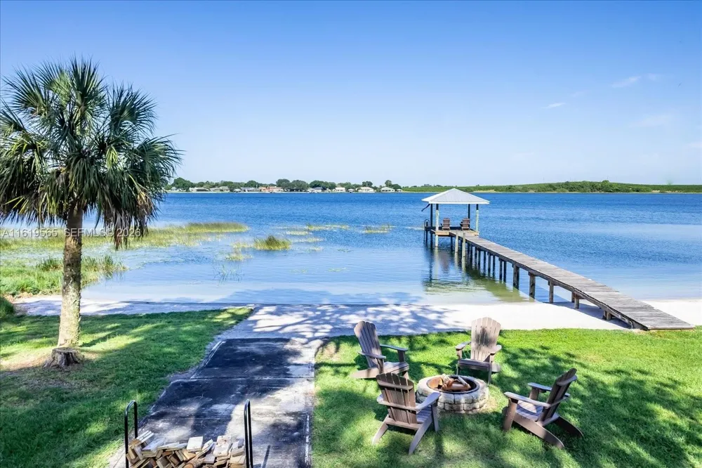 924 Lake Dr E Lake Placid, FL 33852