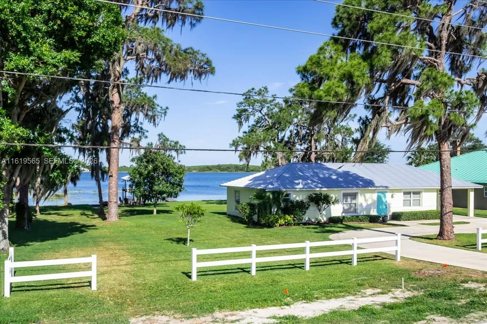 924 Lake Dr E Lake Placid, FL 33852