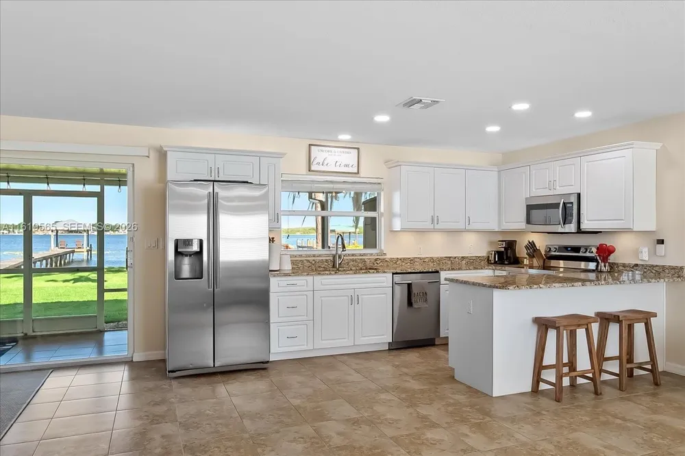 924 Lake Dr E Lake Placid, FL 33852