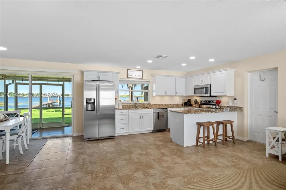 924 Lake Dr E Lake Placid, FL 33852