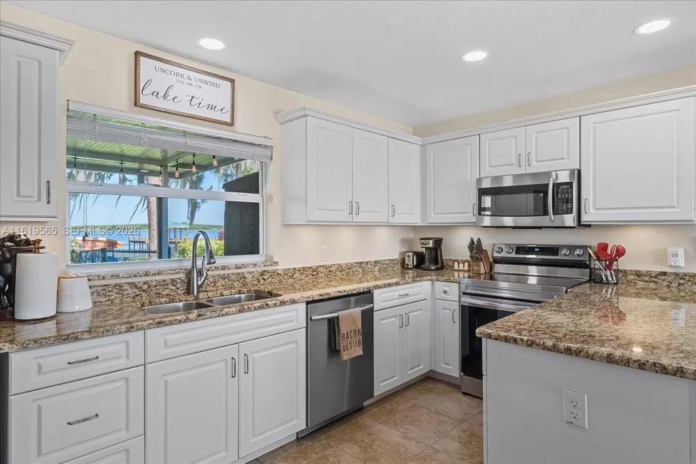 924 Lake Dr E Lake Placid, FL 33852