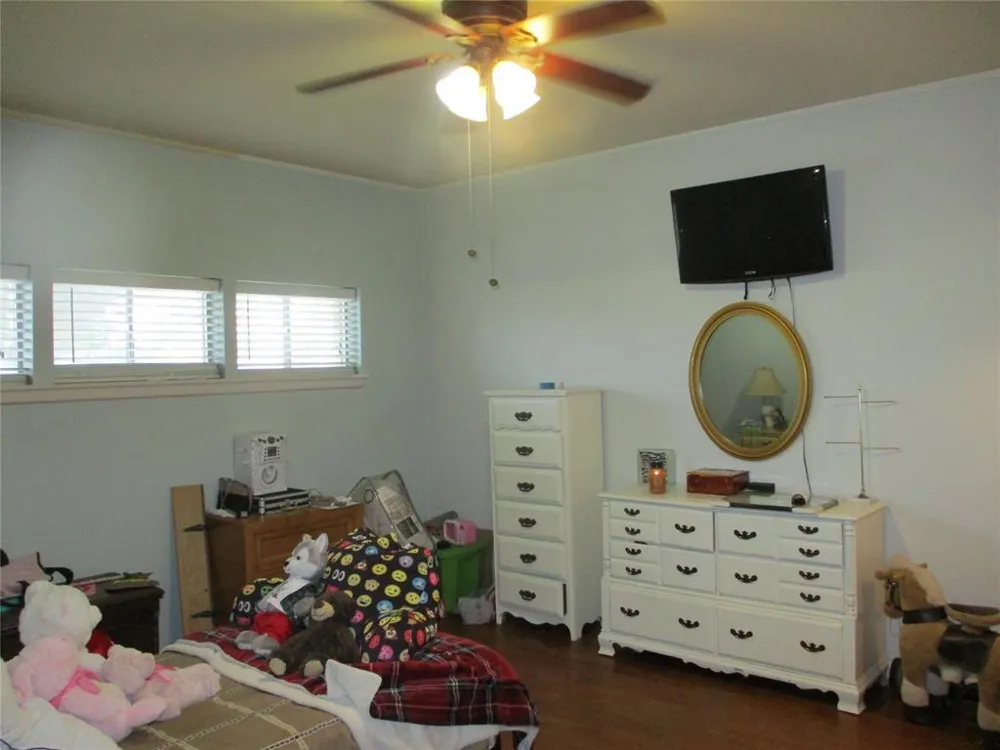 235 Industrial Point, TX 75472