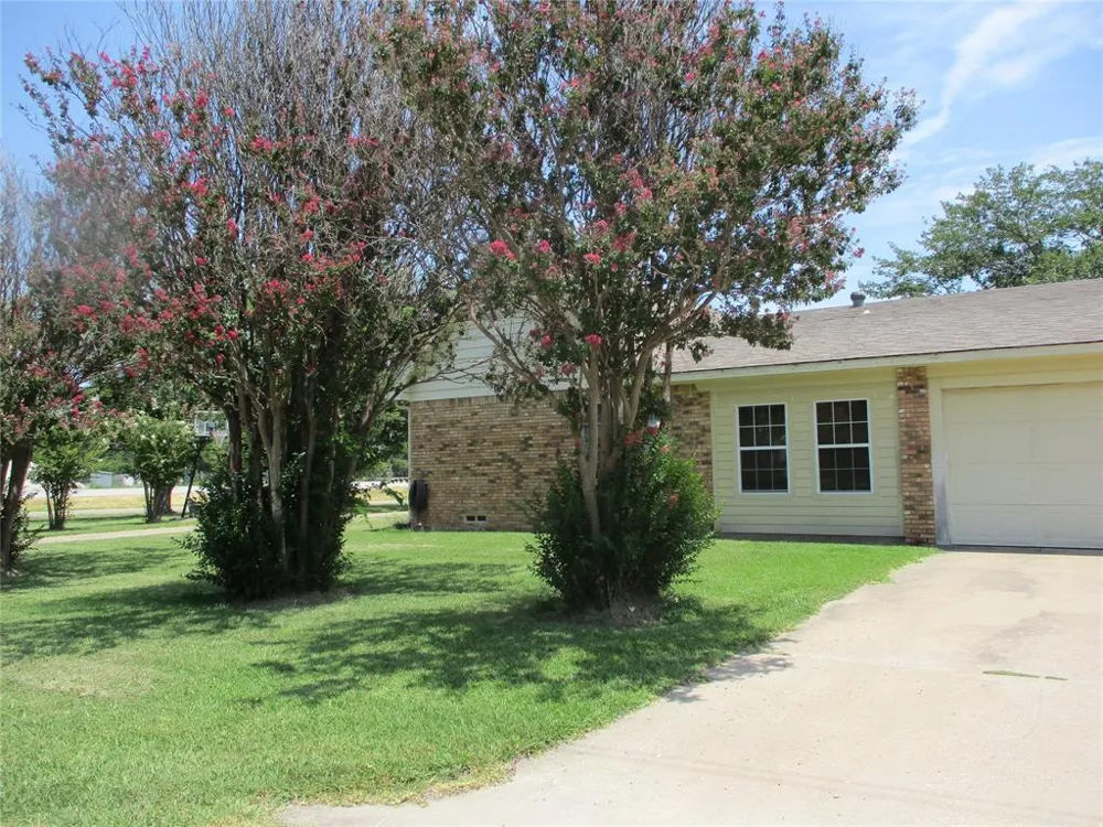 235 Industrial Point, TX 75472