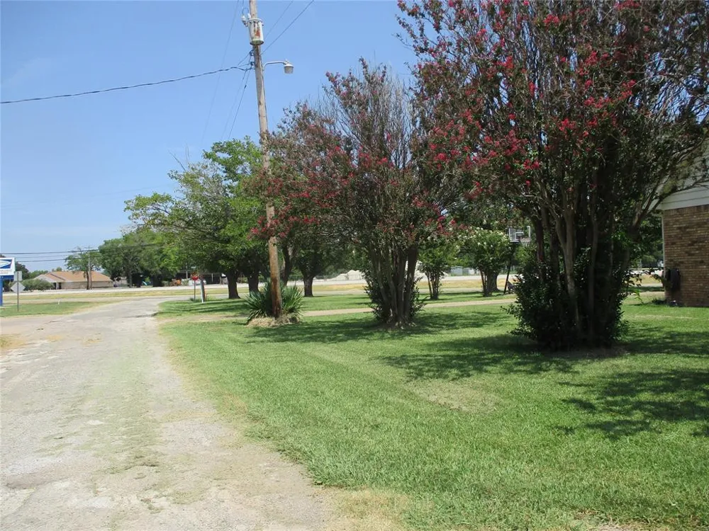 235 Industrial Point, TX 75472