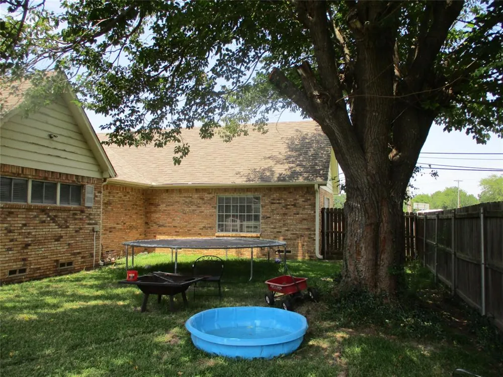 235 Industrial Point, TX 75472