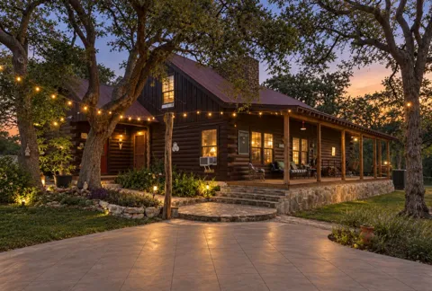 1218 Oakwood Loop