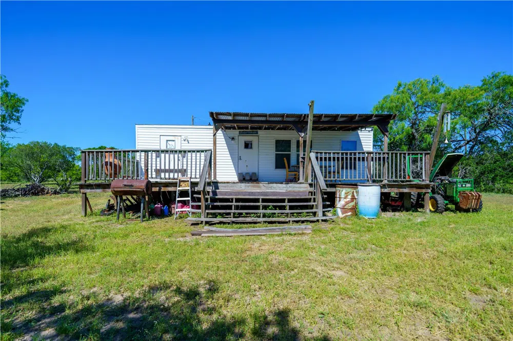 48 County Road 114 George West, TX 78022