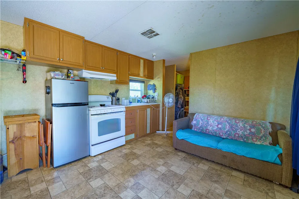 48 County Road 114 George West, TX 78022