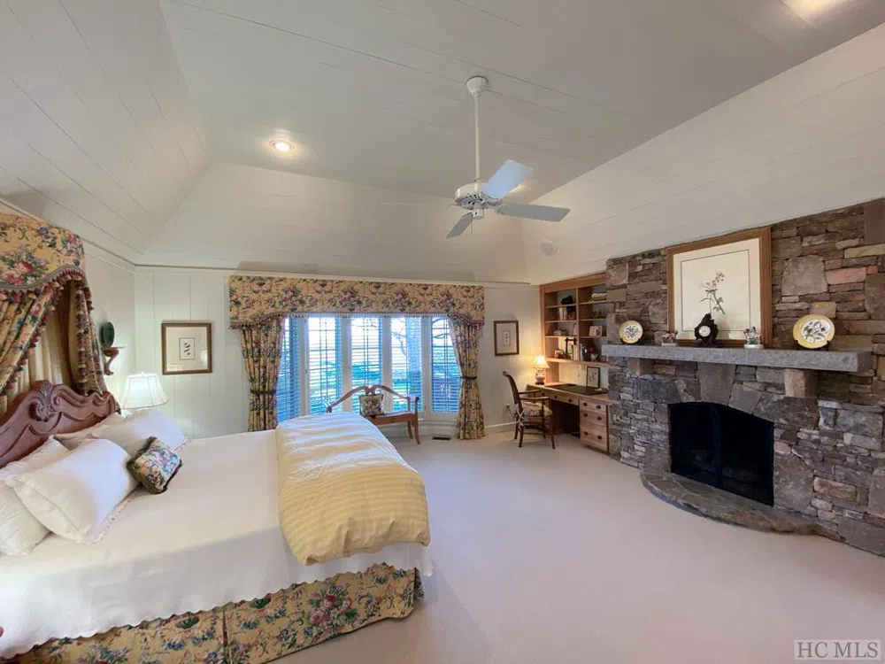 1734 Toxaway Drive Lake Toxaway, NC 28474