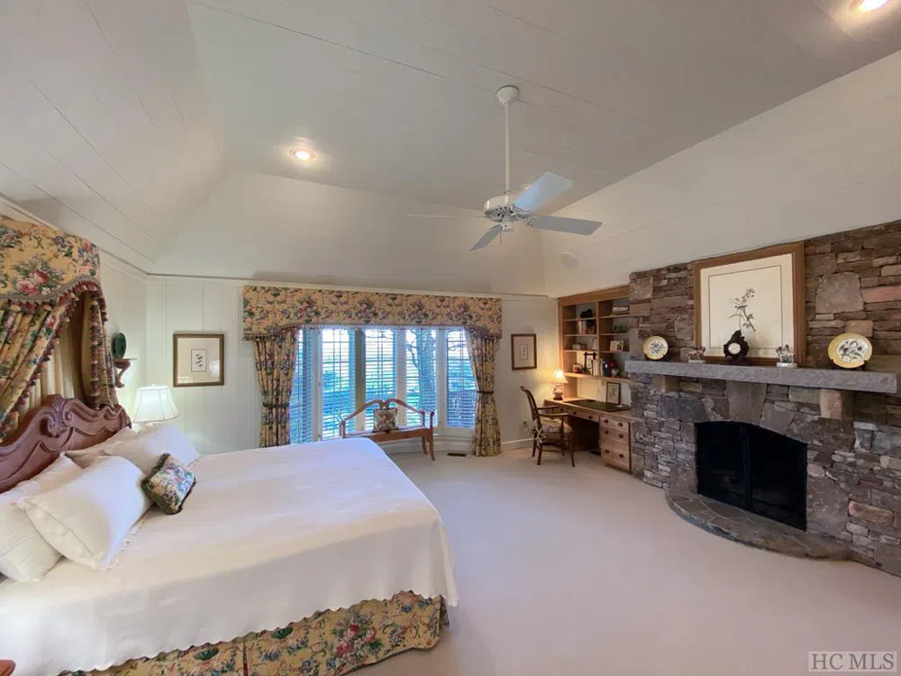 1734 Toxaway Drive Lake Toxaway, NC 28474
