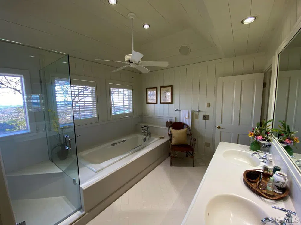 1734 Toxaway Drive Lake Toxaway, NC 28474