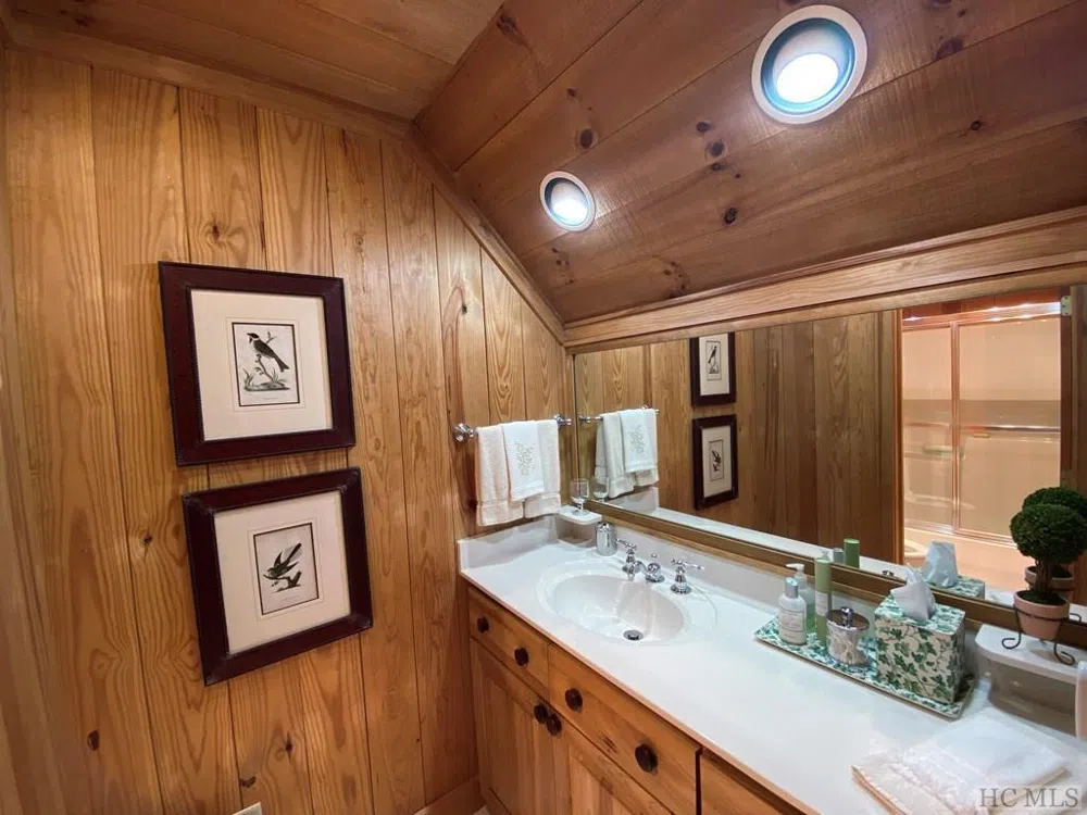 1734 Toxaway Drive Lake Toxaway, NC 28474
